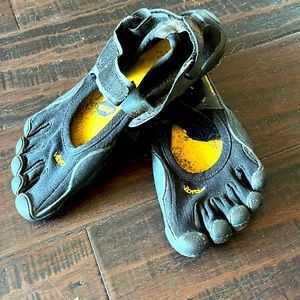Five toe trail running shoes